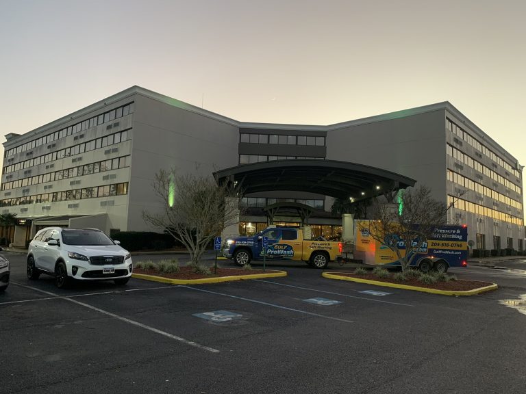 Pressure Washing a hotel in Mobile